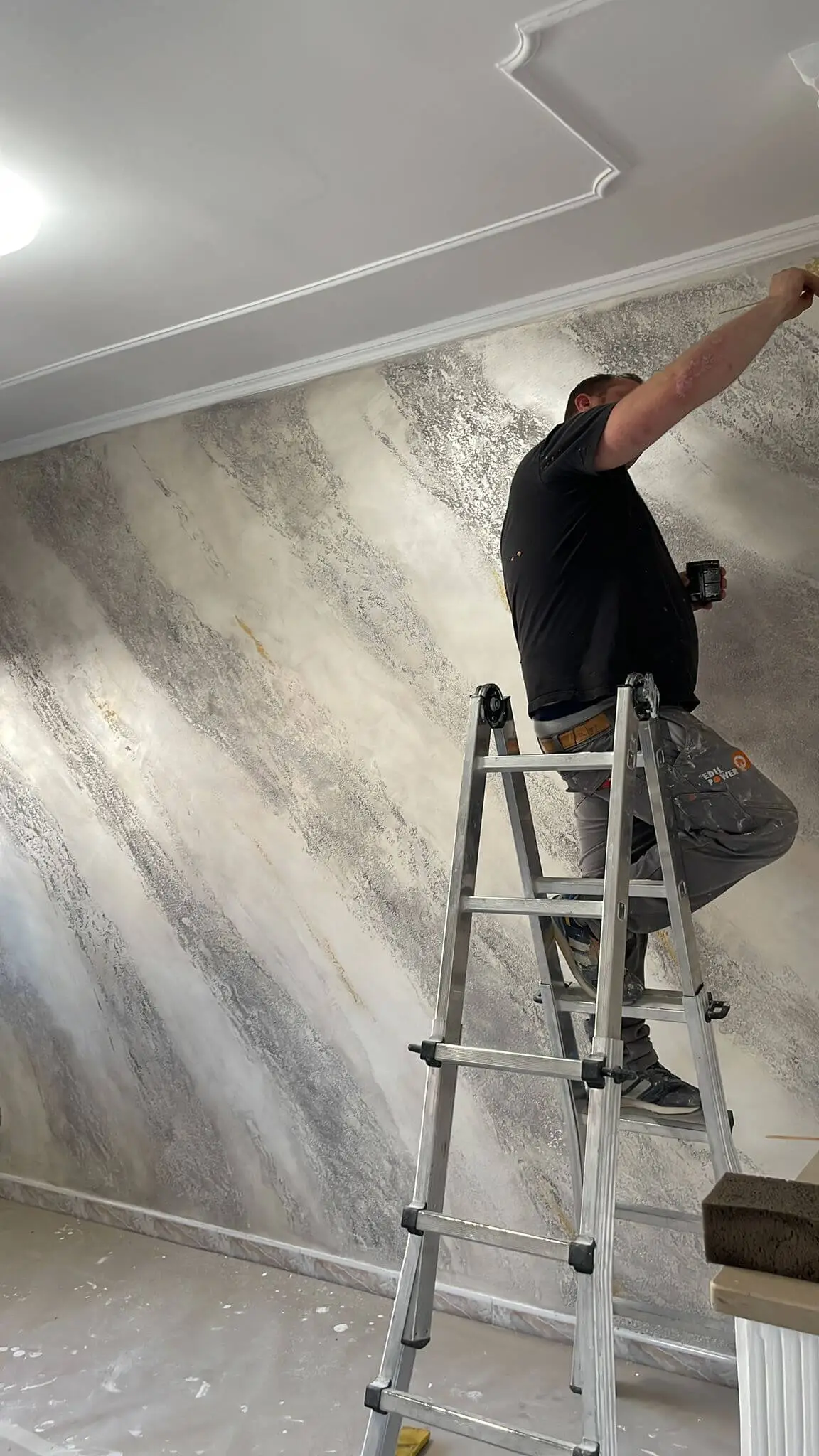 La decor90 all'opera nella realizzazione della decorazione in pietra spaccata
