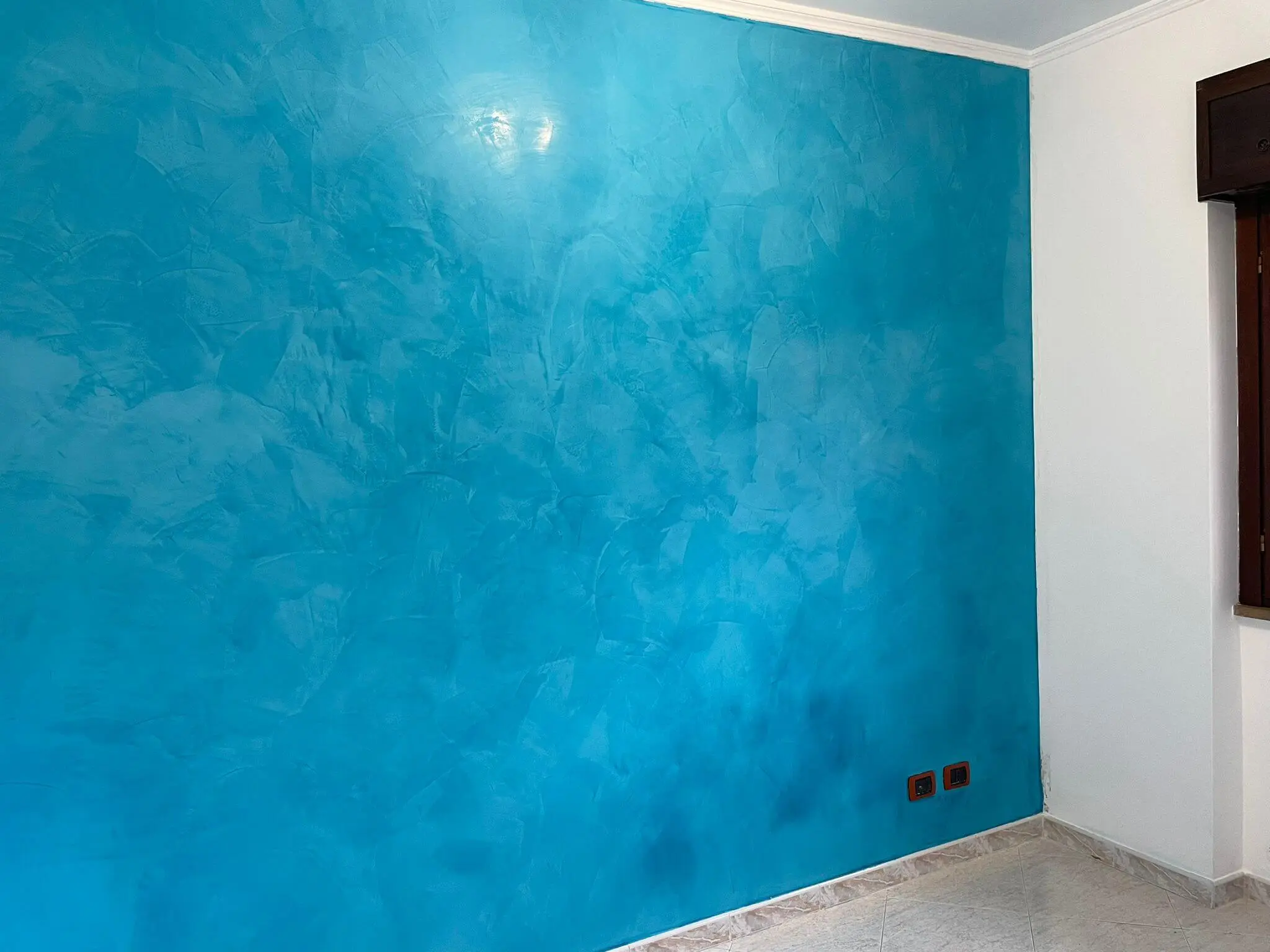 l'immagine rappresenta uno dei servizi di decor90 parete decorata con effetto spatolato