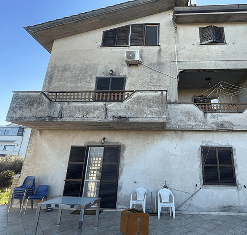una villa con le facciate esterne da ripristinare e tinteggiare