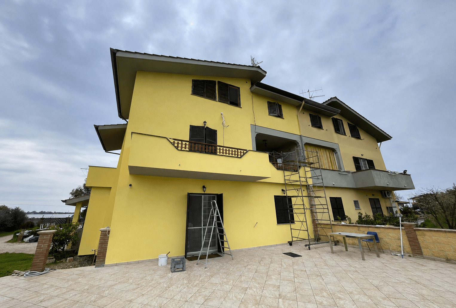 Facciate esterne di una villa ripristinate e tinteggiate